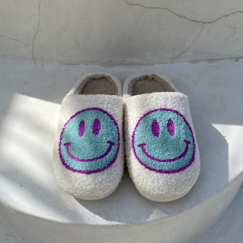 Yllw the label happy home smiley face slippers